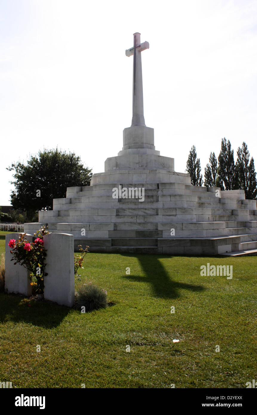 Kreuz des Opfers mit Gräbern am Tyne Cot Friedhof Stockfoto