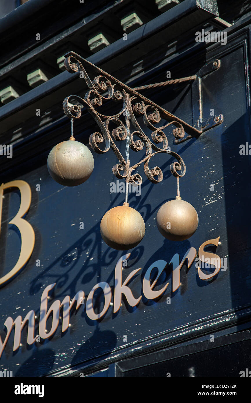 Original "Pawn-Broker Zeichen" oder drei-Kugel-Symbol, symbolische Bedeutung von Lombard in Blackpool, Lancashire, UK Stockfoto