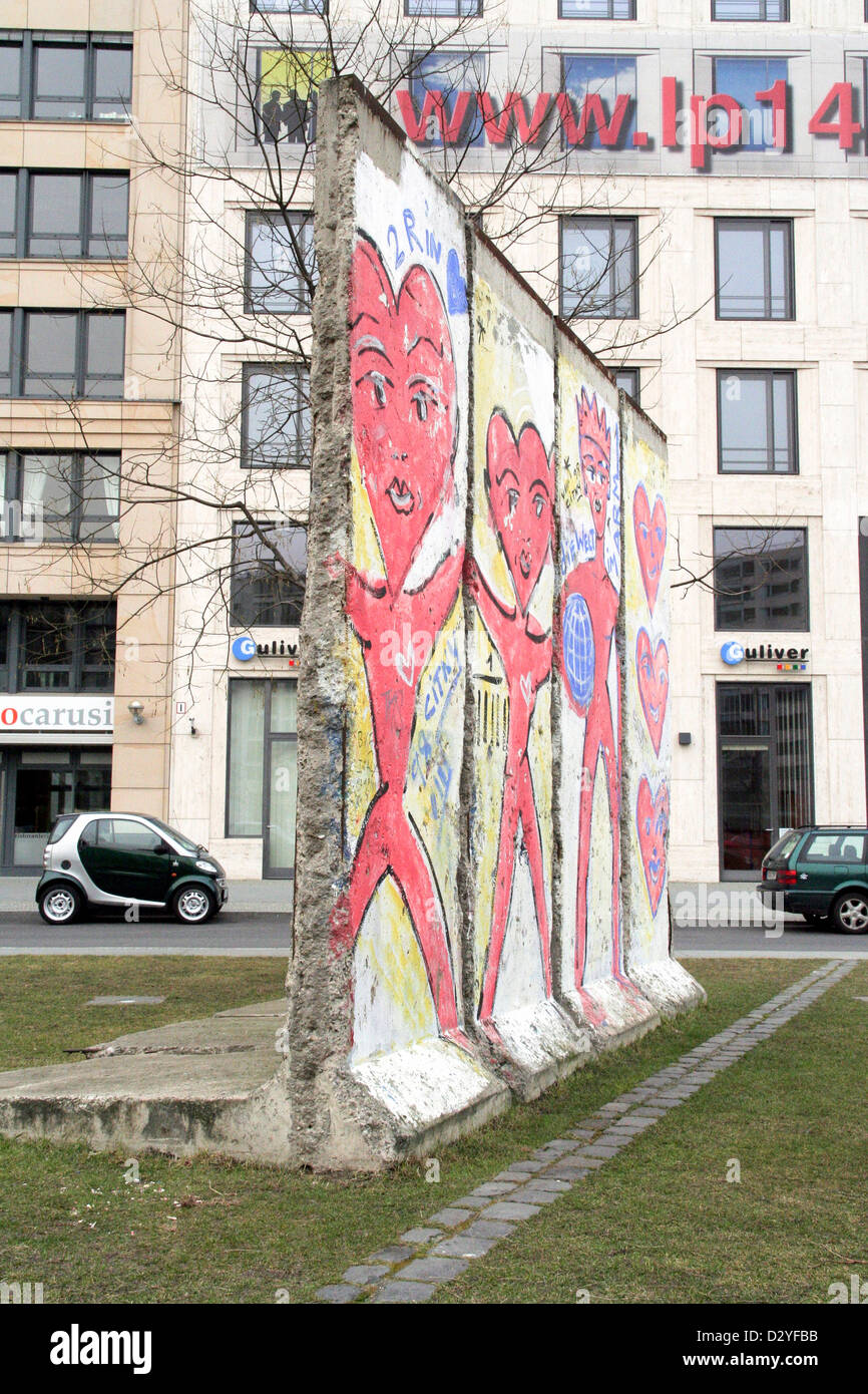 Potsdamer Platz - Berlin mit einem Teil der Mauer Stockfoto