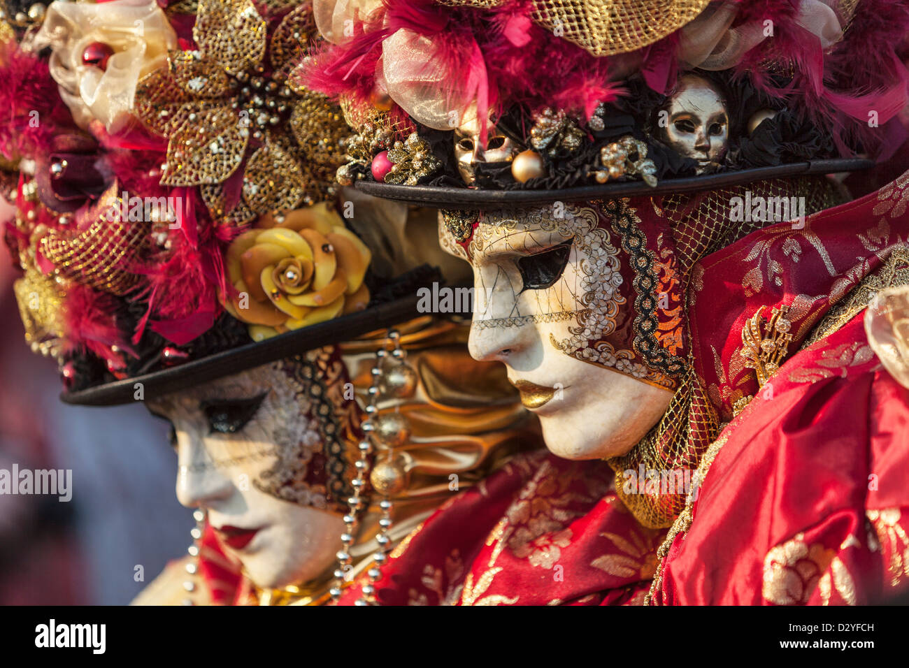Ökologische Porträt zweier Personen, die schönen bunten Kostümen und Masken tragen, während der Karneval von Venedig. Stockfoto