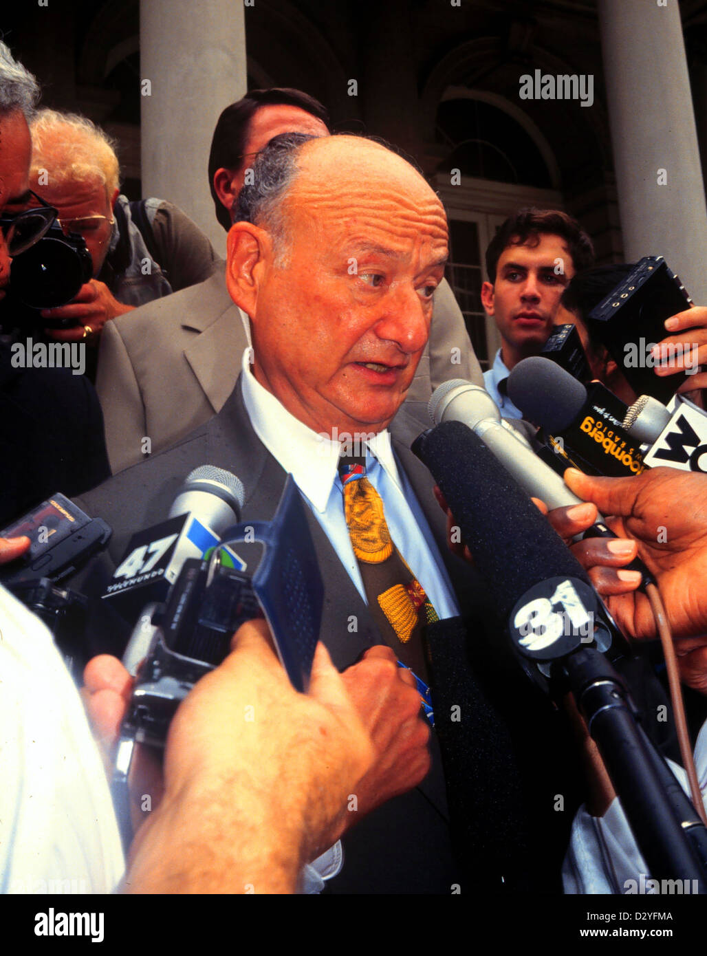 Der ehemalige New Yorker Bürgermeister Edward I. Koch spricht mit der Presse zur Billigung der hispanischen Stadtratmitglieder Stockfoto