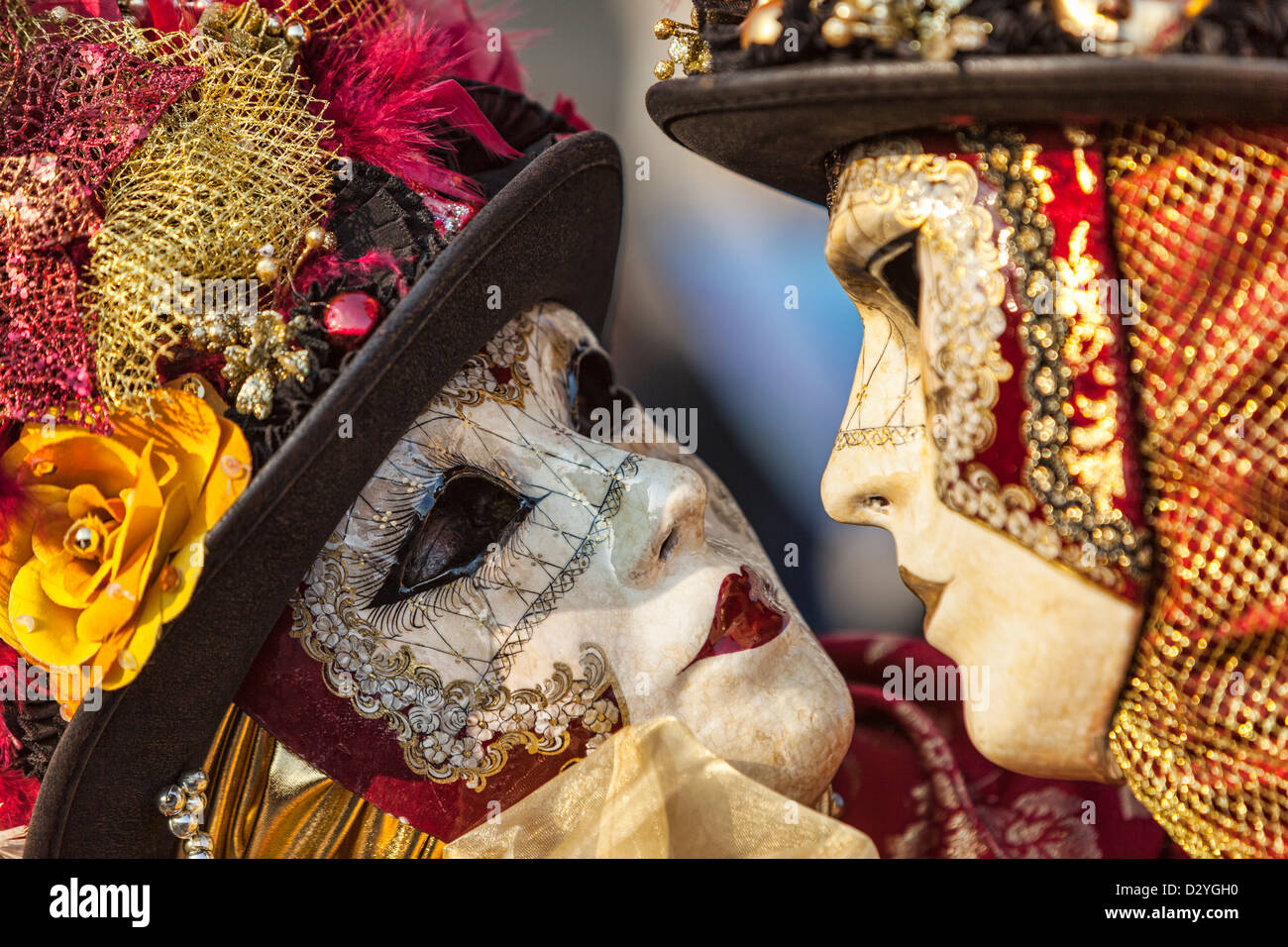 Porträt von zwei Schauspieler, die mit traditionellen Karnevalsmasken Durchführung eine Liebesszene in Piazza San Marco in Venedig Stockfoto
