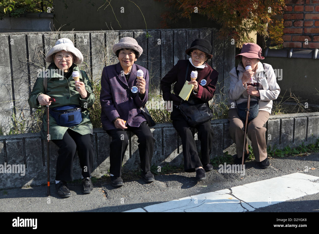 Kamakura, Japan, ältere Frauen zusammen Eis essen Stockfoto