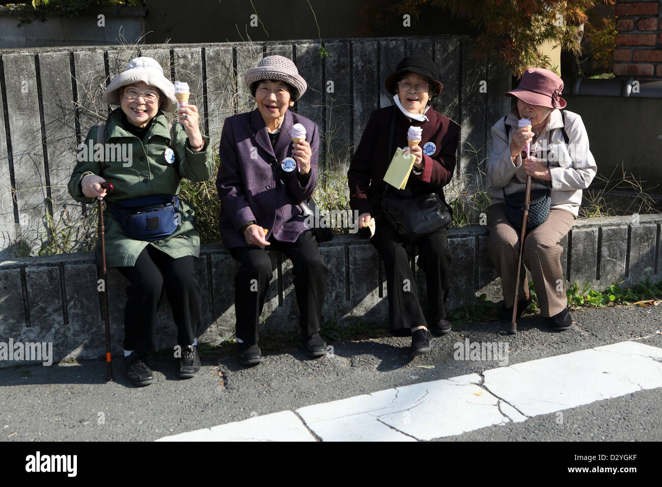 Kamakura, Japan, ältere Frauen zusammen Eis essen Stockfoto