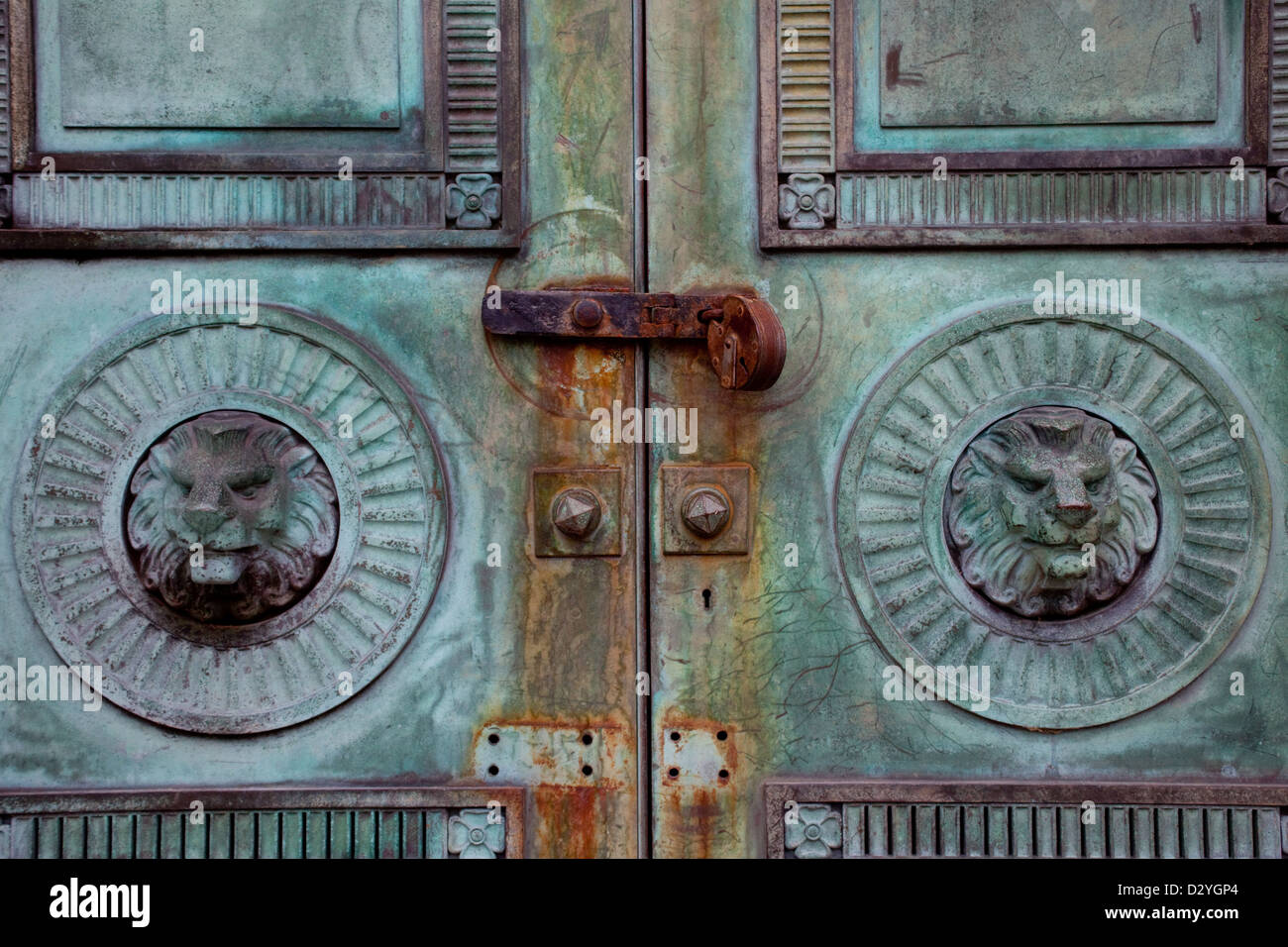 Metalltüren, ein Grab auf dem Highgate Cemetery London UK Stockfoto