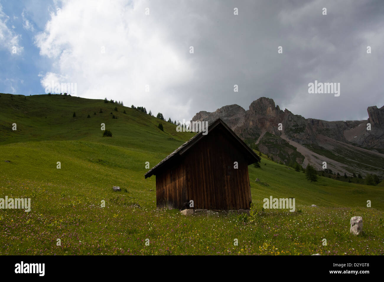 Berghütte, Marmolada im Hintergrund, Località Fuchiade, Soraga, Trento, Trentino Alto Adige, Italien Stockfoto