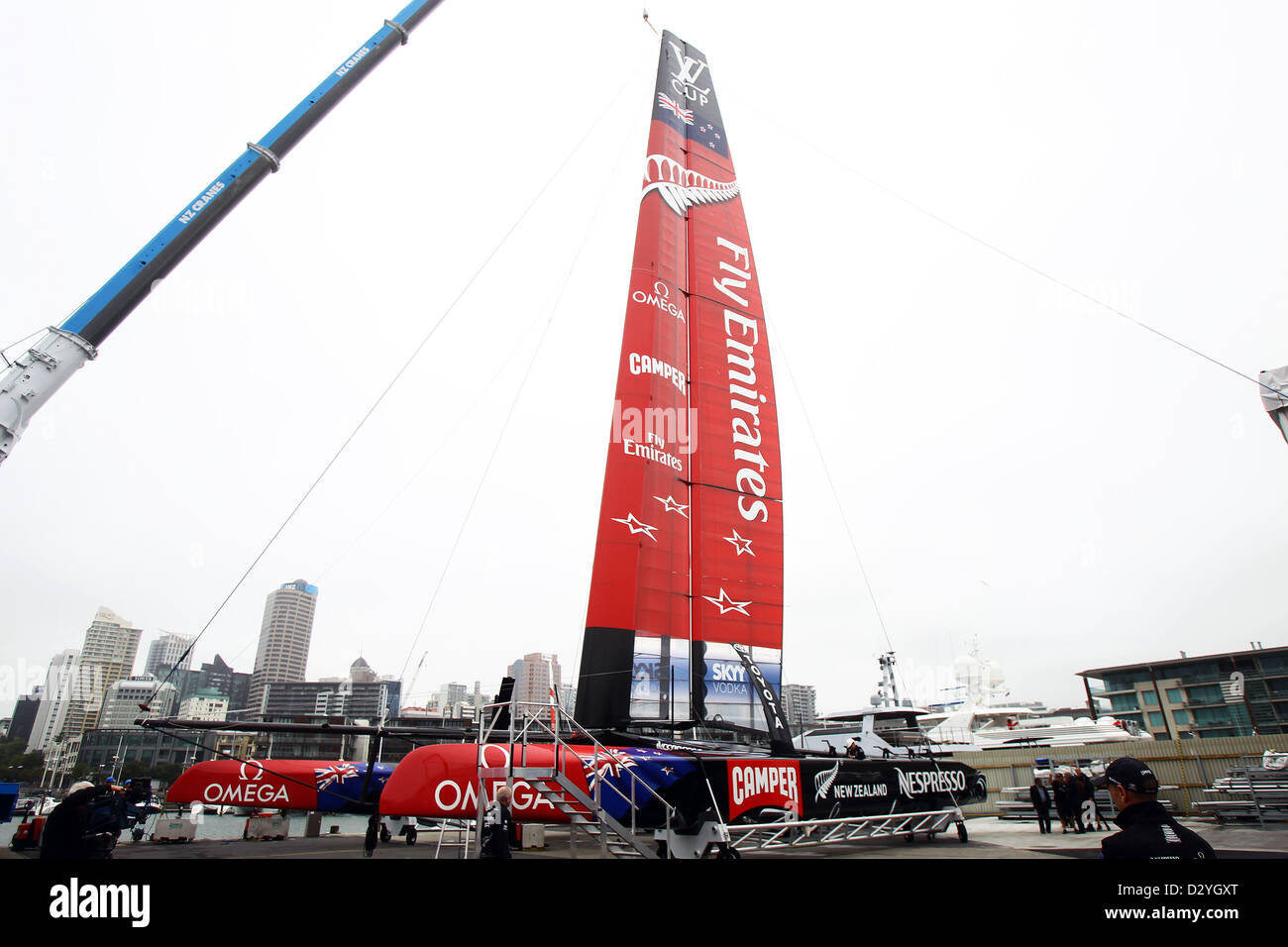 04.02.2012 Auckland, Neuseeland.  Das neue Boot ist der zweite Team New Zealand AC72 Katamaran für die kommenden America Cup Regatta benannt. Team NZ Sitz, Viaduct Harbour, Auckland. 4. Februar 2013. Stockfoto