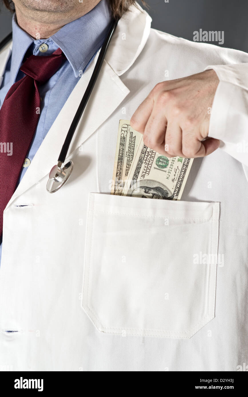In der Medizin - Arzt Einnahme von Geld in seine Tasche zu bestechen. Bestechung und Korruption in Gesundheit und Medizin-Industrie-Konzept. Stockfoto