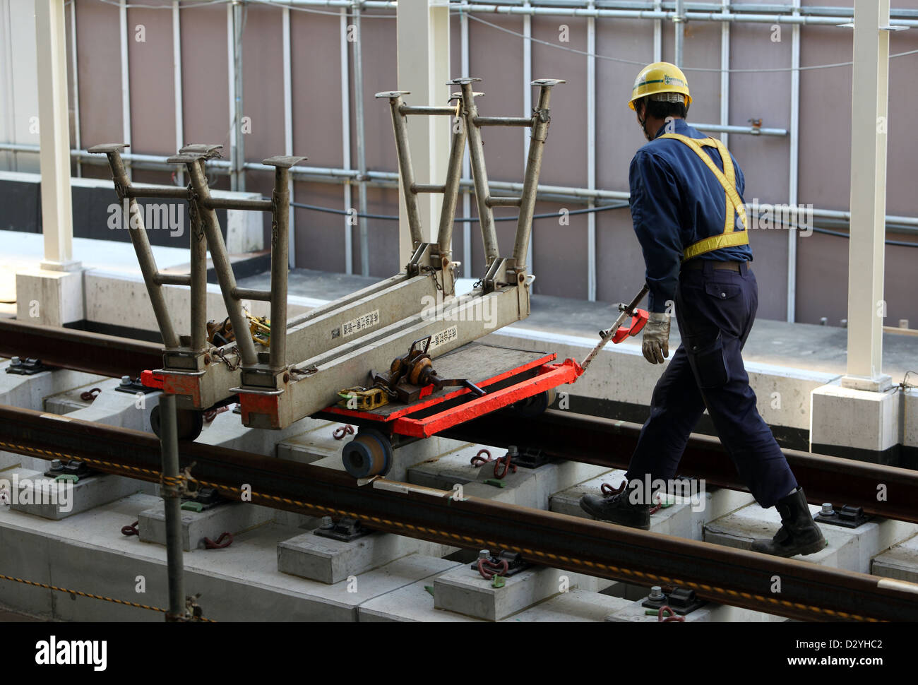 Yokohama, Japan, legte Bauarbeiter Spuren Stockfoto