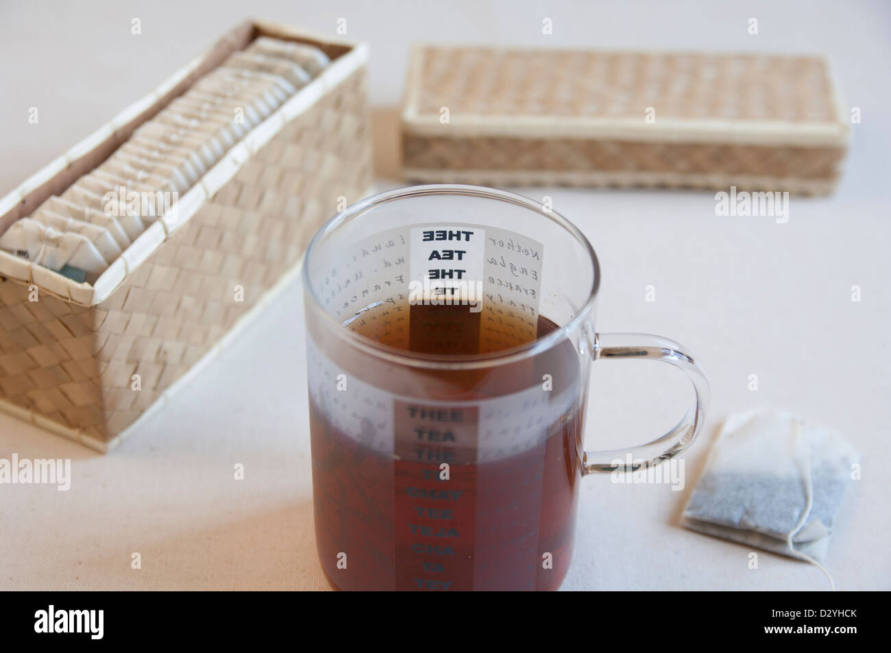Nahaufnahme einer Tasse Bio-Tee gegen eine mit Hintergrund Stockfoto