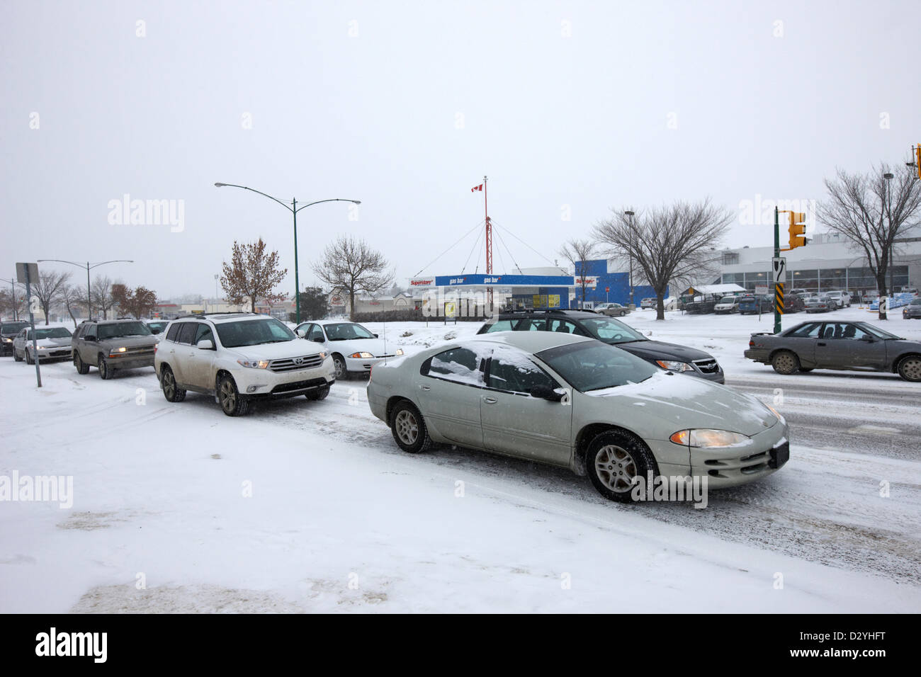 Autos im Stau entlang 8th Street Saskatoon Saskatchewan Kanada reisen Stockfoto