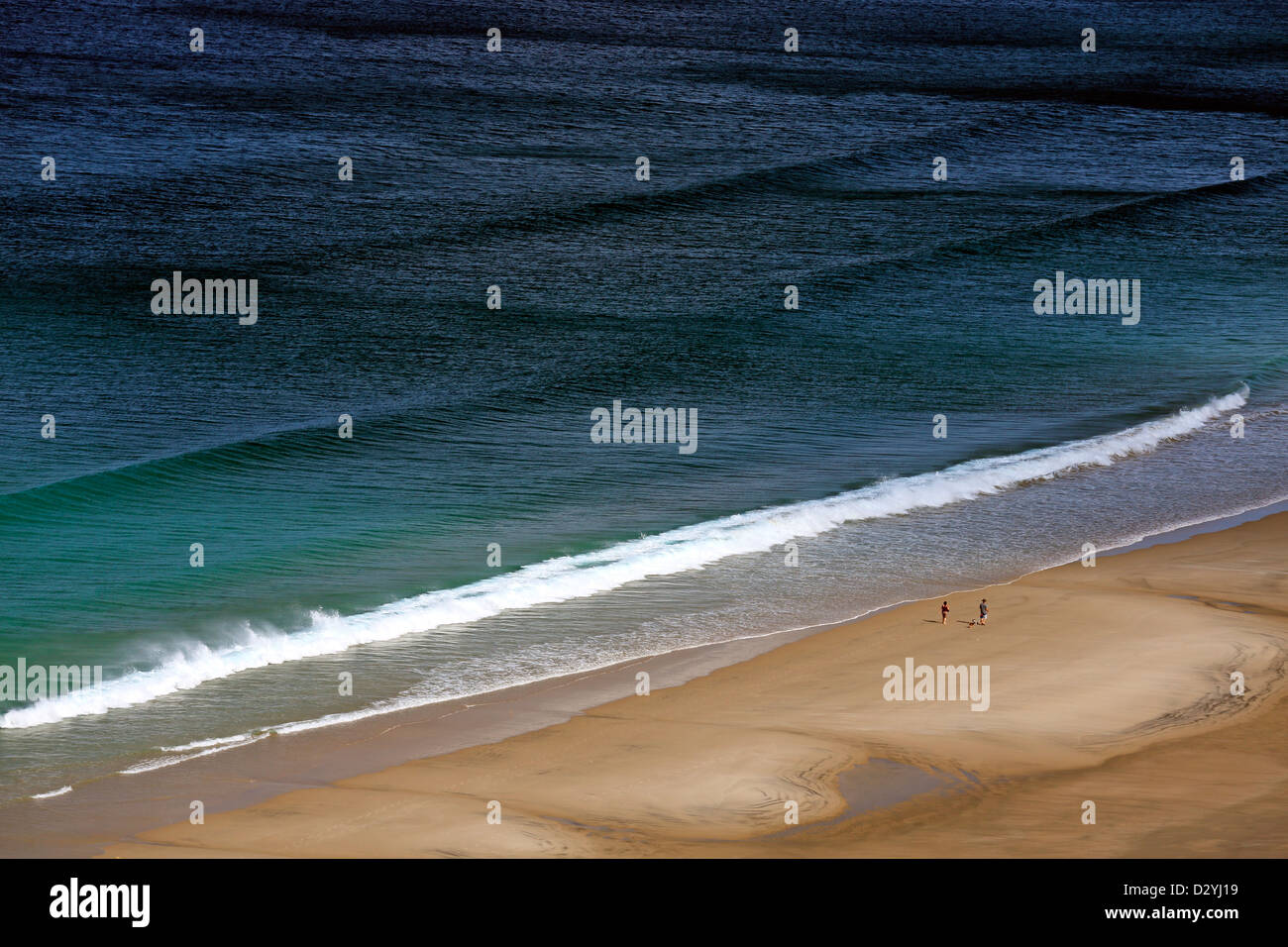 Paar am Strand bei Mangawhai Heads Stockfoto