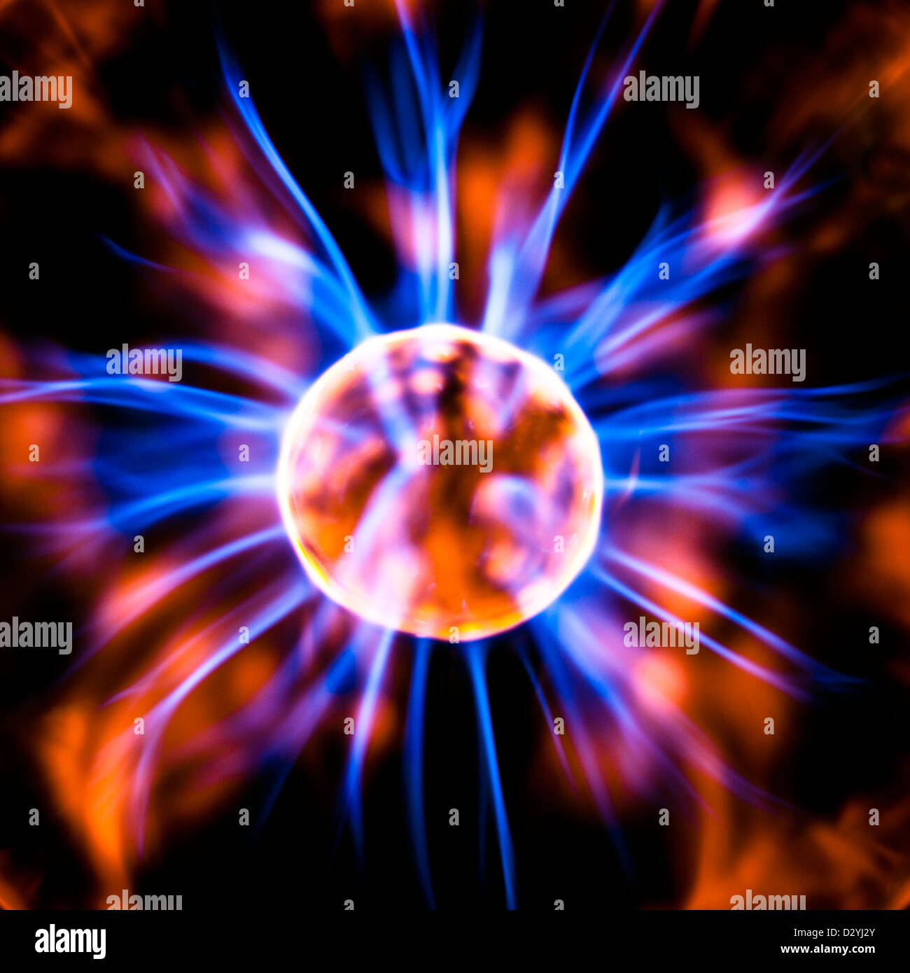 Die Mitte eine Tesla-Plasma-Kugel strahlt farbigen Licht Strömungen Stockfoto