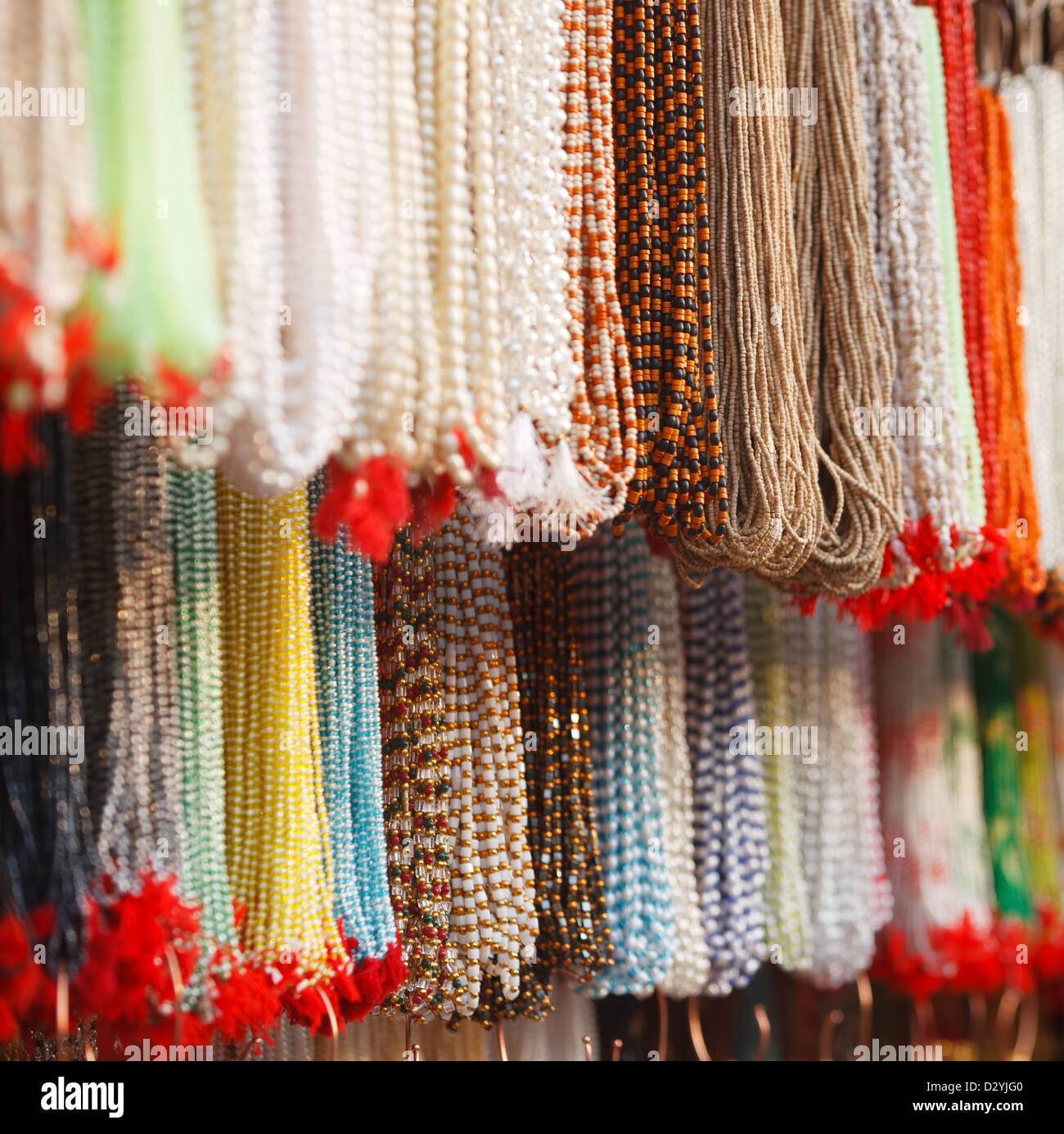 Indische Perlen im lokalen Markt in Pushkar. Rajasthan, Indien, Asien. Stockfoto