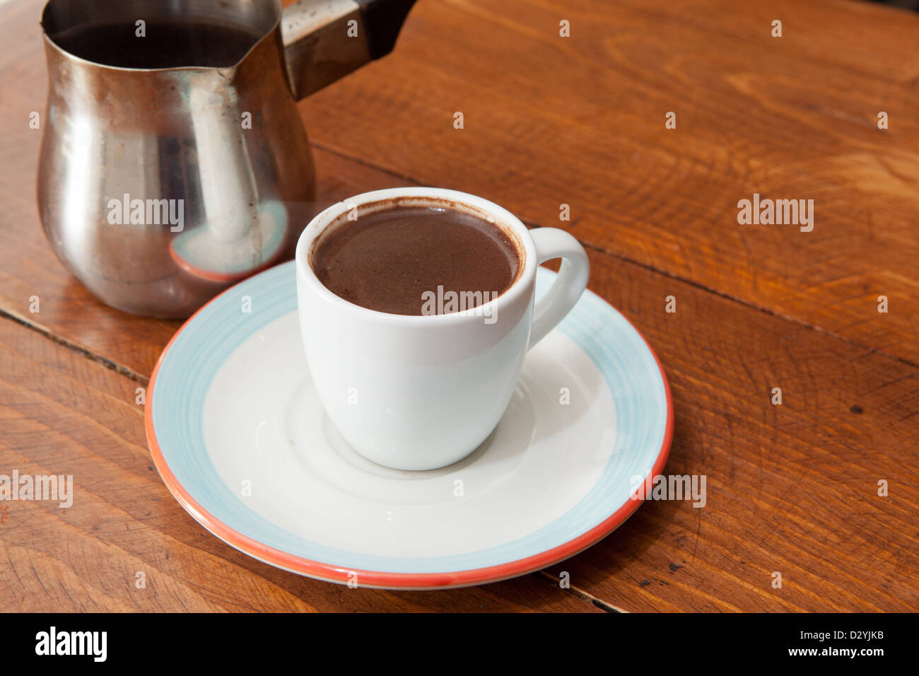 Demitasse reichen und robuste türkischem oder arabischem Kaffee Tasse mit Metall Karaffe serviert. Stockfoto