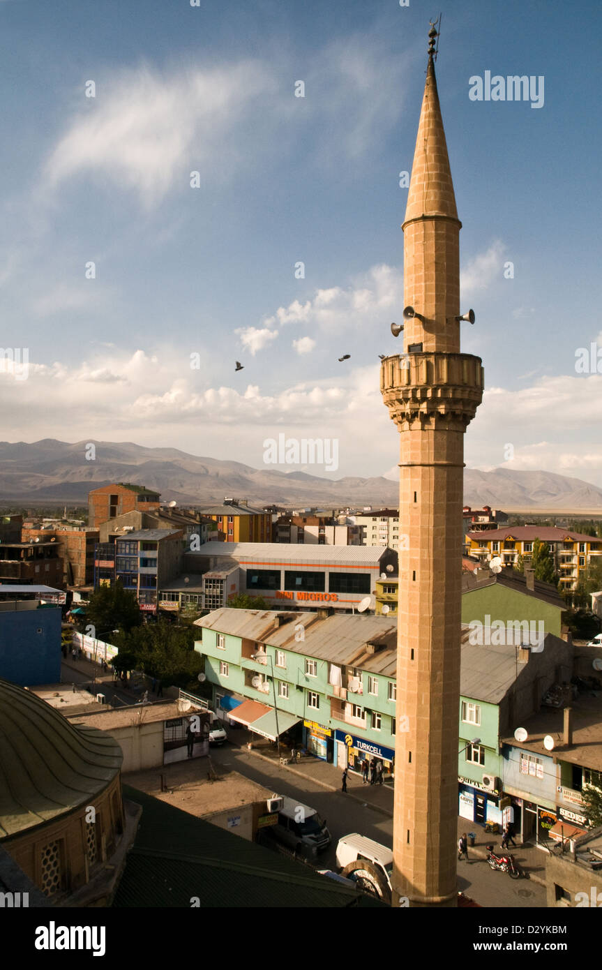 Ein türkisches Minarett erhebt sich über der kurdischen Grenzstadt Dogubeyazit, in der östlichen Anatolien-Region der Türkei, nahe der Grenze zwischen Iran und Armenien. Stockfoto