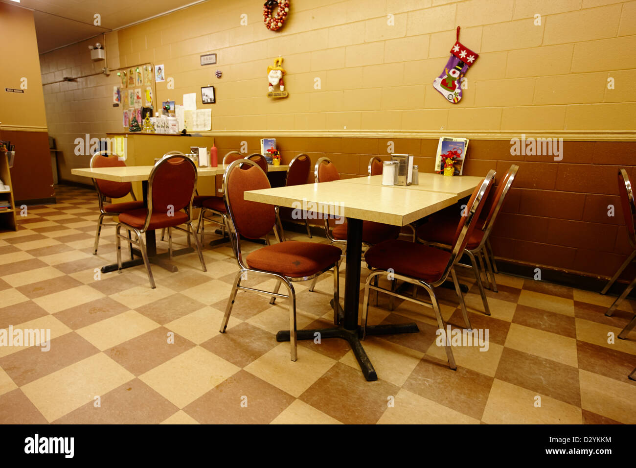 Leere Tabellen in einem kleinen ländlichen Diner-Café in einer Stadt Saskatchewan Kanada Stockfoto