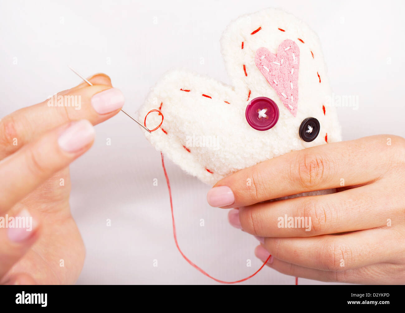 Foto von weißen handgemachte herzförmigen Stofftier, Valentinstag, romantische Beziehung, Kardiologie Krankenhaus medizinische Hilfe Stockfoto