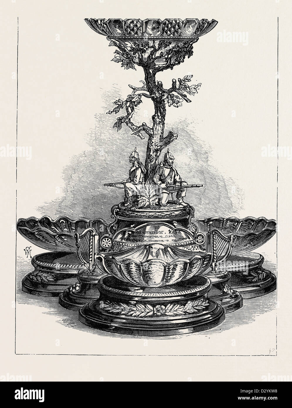 HEIRAT DES HERZOGS VON CONNAUGHT: TABELLE HERZSTÜCK VON LONDON IRISH RIFLES 1879 PRÄSENTIERT Stockfoto