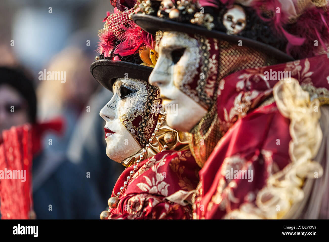 Ökologische Porträt zweier Personen, die schönen bunten Kostümen und Masken tragen, während der Karneval von Venedig. Stockfoto
