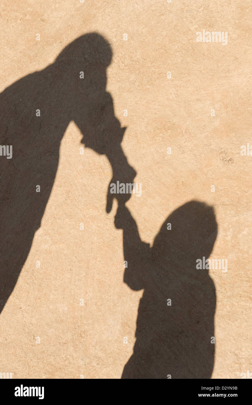 Vater mit Sohn Schatten zu spielen. Indien Stockfoto