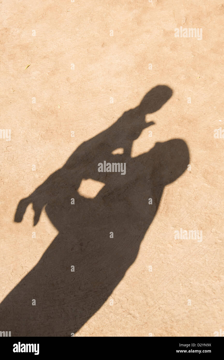 Vater mit Sohn Schatten zu spielen. Indien Stockfoto