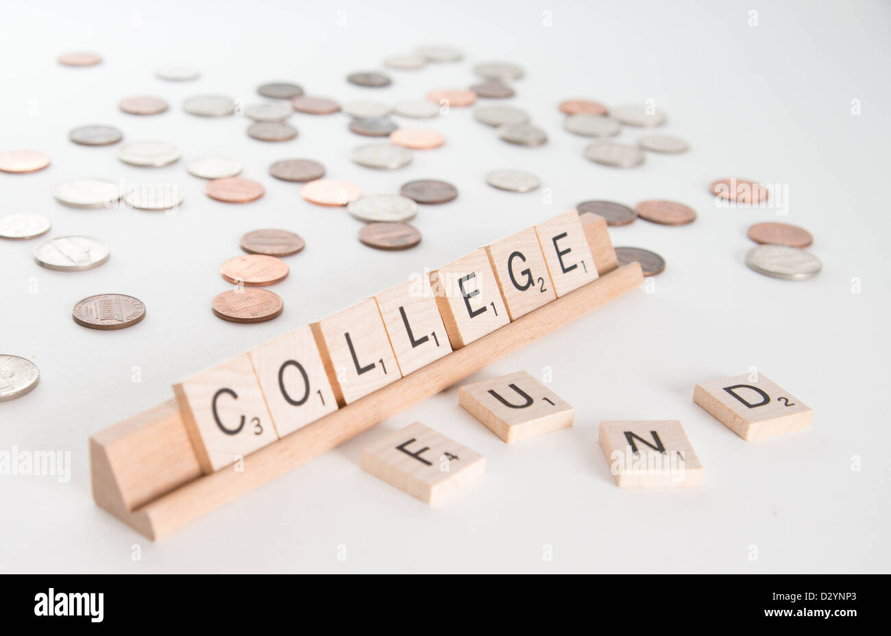 "College Fund" Konzept. Scrabble Buchstaben Zauber, "College Fund" mit aus Fokus Münzen im Hintergrund. Stockfoto