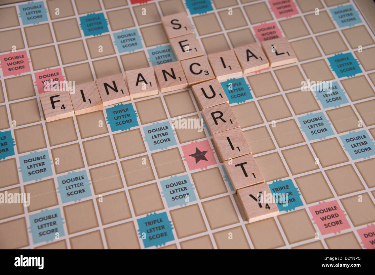 "Finanzielle Sicherheit" Konzept geschrieben in Scrabble Buchstaben auf Scrabble-Brett Stockfoto