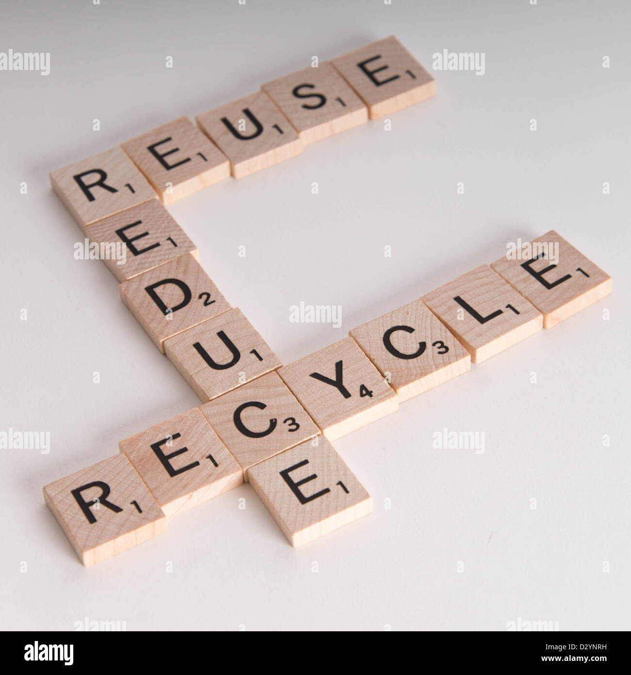 Reduce, Reuse, Recycle Konzept. Holzbuchstaben Scrabble buchstabieren "reduce, reuse, recycle" isoliert auf weißem Hintergrund Stockfoto