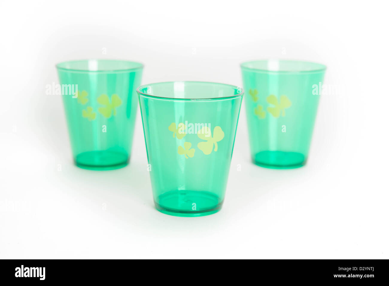 Grüne St. Patrick's Day shot Gläser mit Shamrock isoliert auf weißem Hintergrund Stockfoto