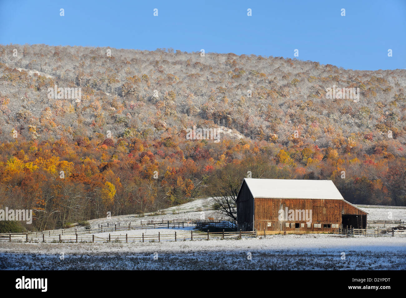 Scheune und Berg im Frühherbst Schnee und Sonne, einem schönen kalten Morgen in Pennsylvania, PA, USA. Stockfoto