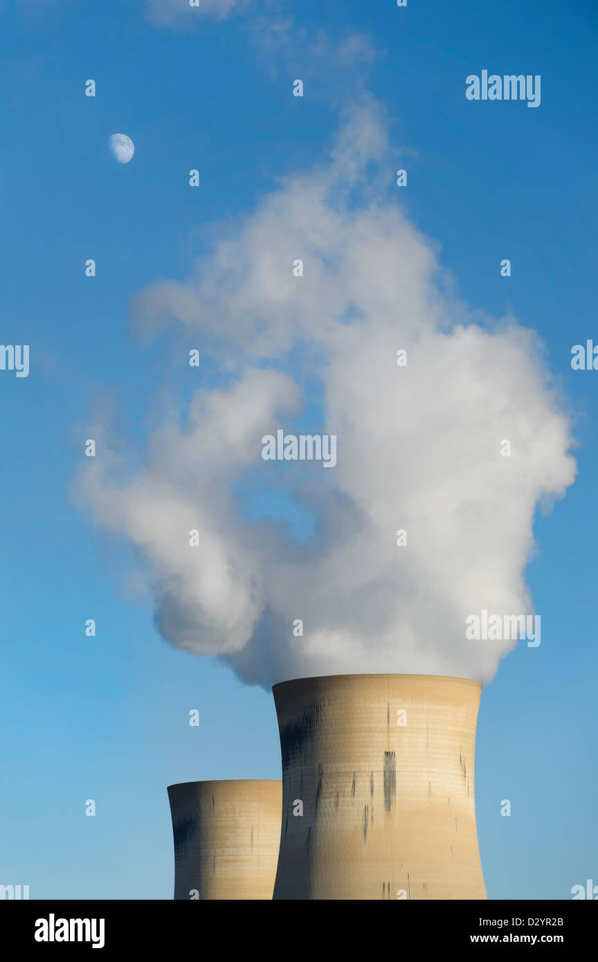 Kühltürme an Kohle abgefeuert Kraftwerk Strom, vor blauem Himmel mit frühen Mondaufgang machen. Stockfoto