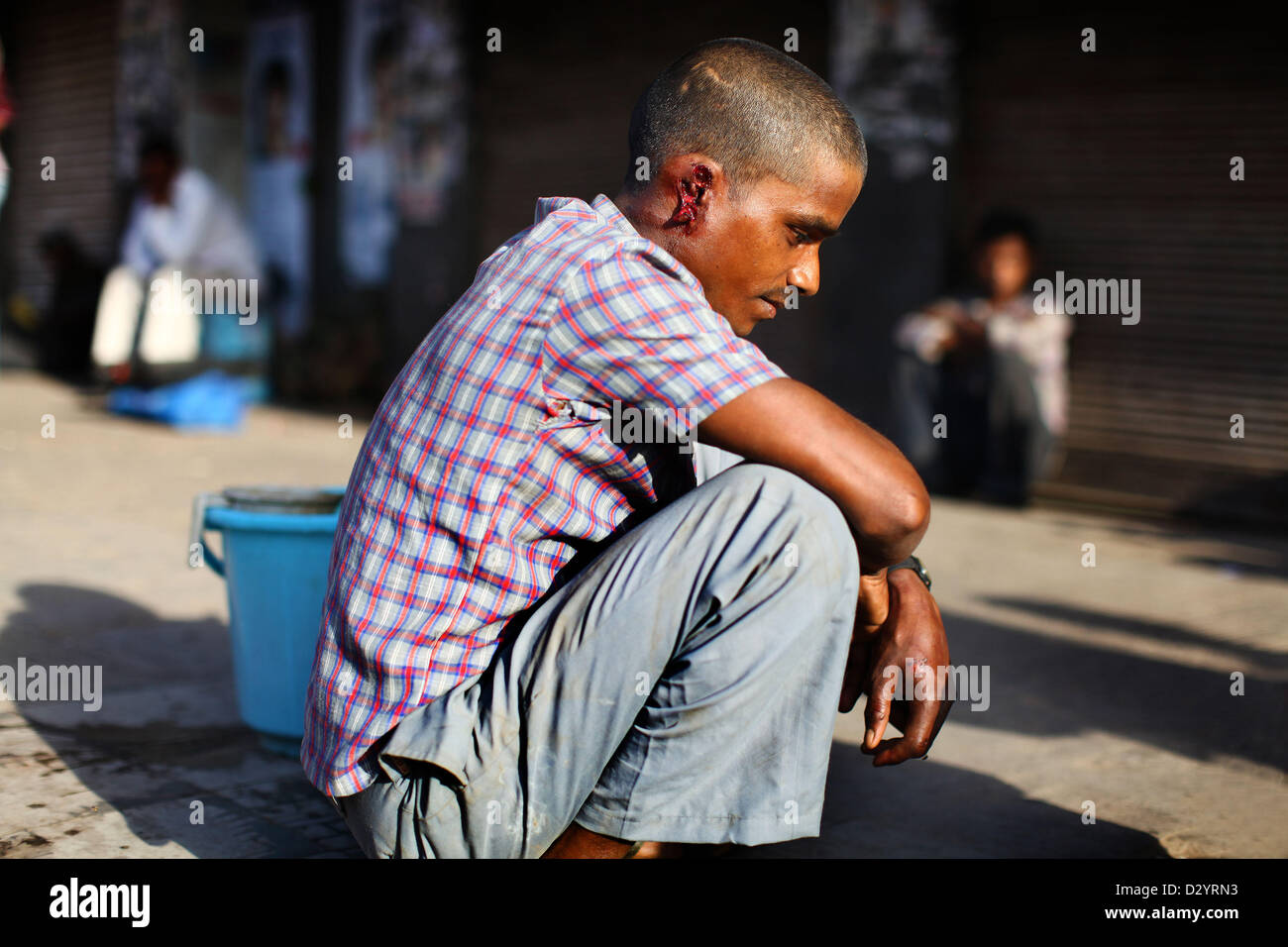 Sep 24, 2012 - Delhi, Indien - A-Rikscha-Fahrer wartet ärztliche Hilfe nachdem er sein Ohr abgeschnitten in einer gewalttätigen Auseinandersetzung. (Kredit-Bild: © Michael Francis McElroy/ZUMAPRESS.com) Stockfoto