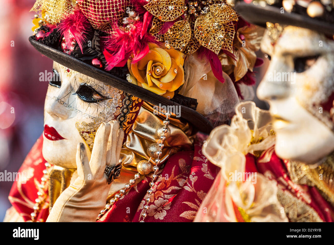 Ein paar traditionelle Masken und Kostüme tragen durchführen in Piazza San Marco in Venedig Karneval Tagen. Stockfoto