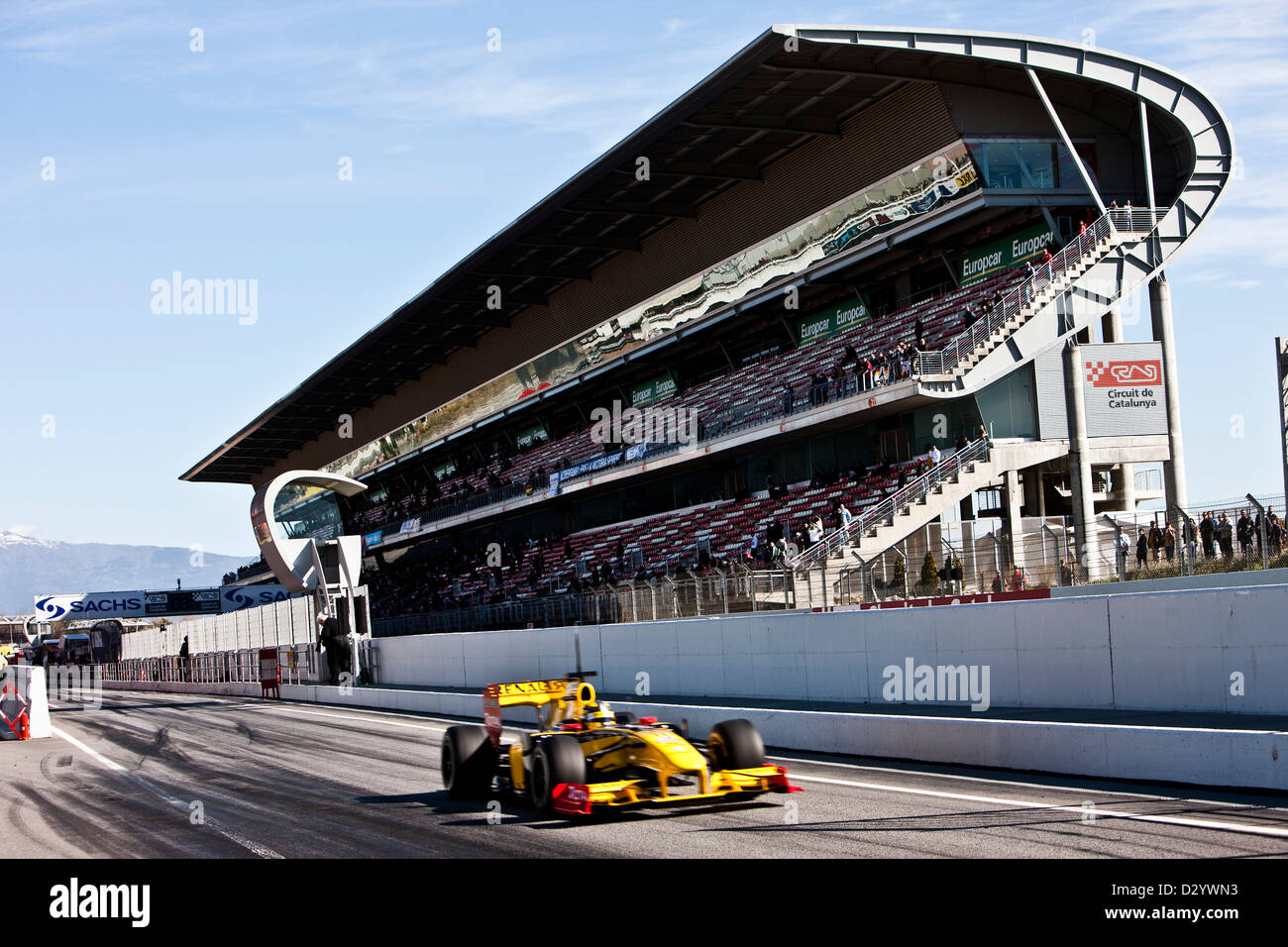 Formel 1 Rennwagen und Tribüne, Barcelona, 27 02 10 Stockfoto