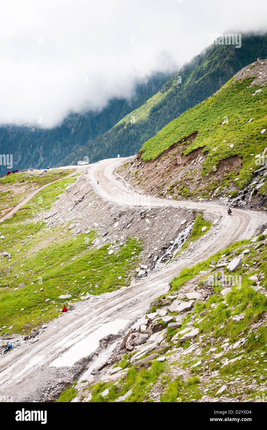 Zick-Zack-Straße in Bergen, Himalaya, Rohtang Pass, Nord-Indien Stockfoto