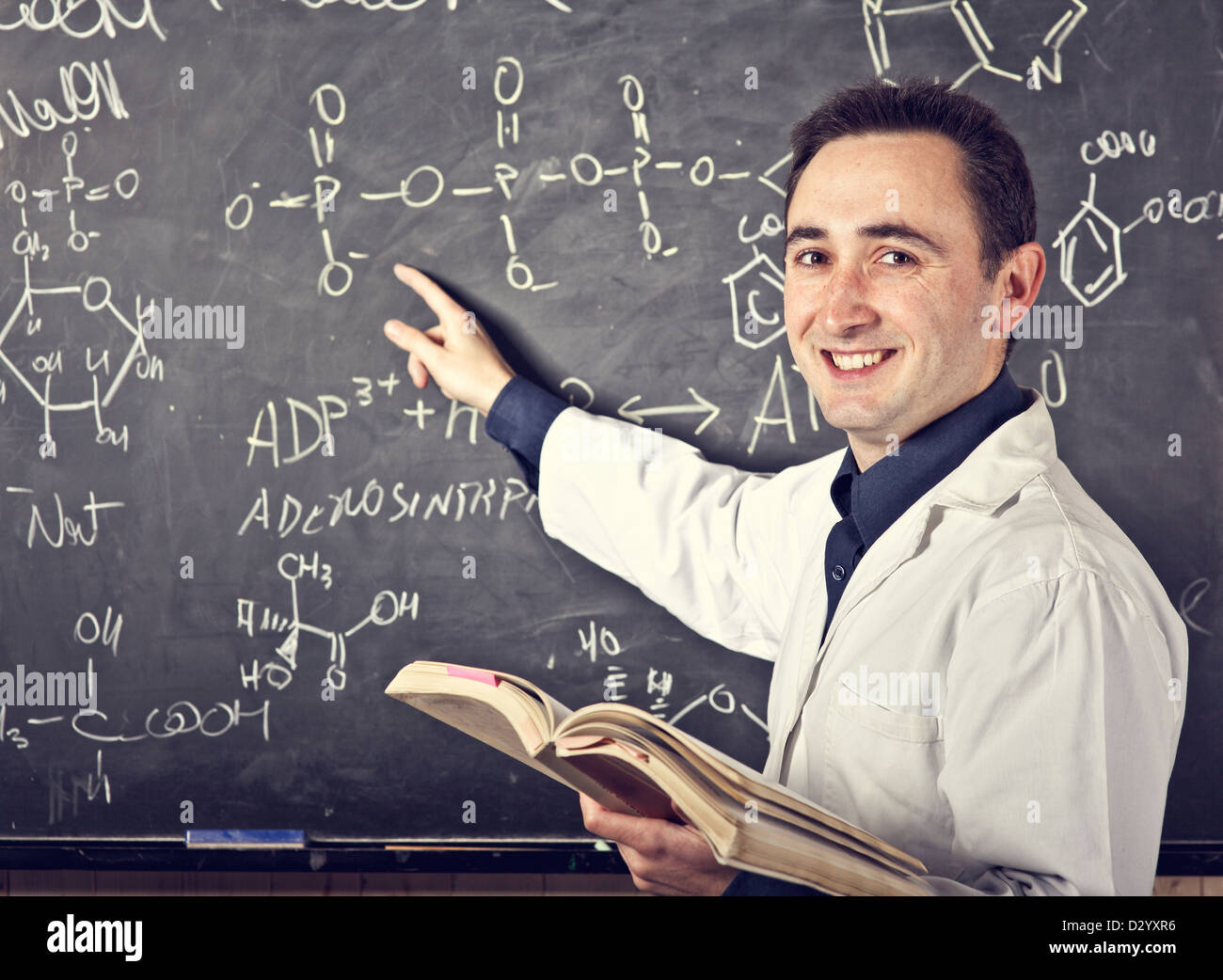 Chemie-Lehrer und Blackboard-Hintergrund Stockfoto