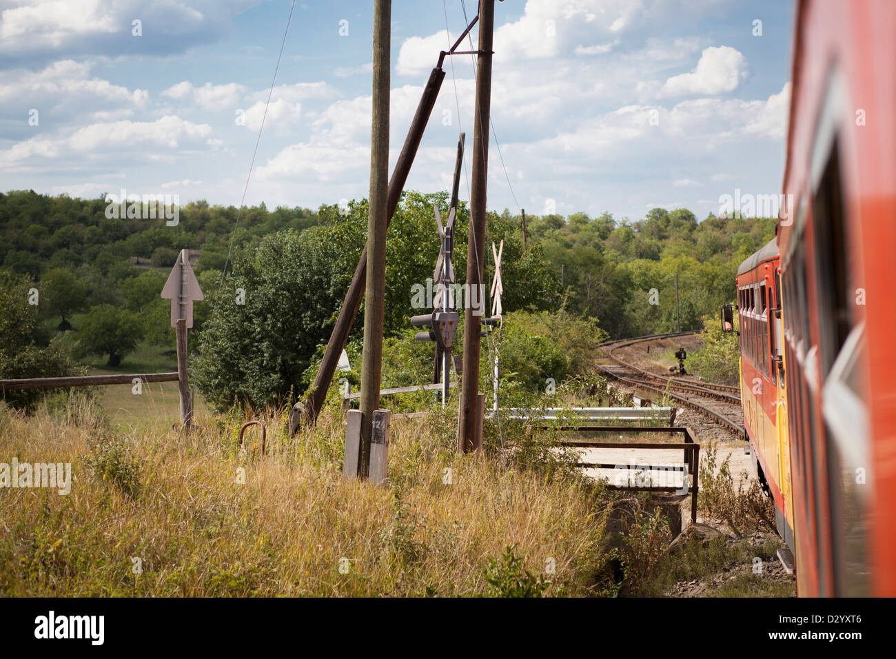 Reisen mit den öffentlichen Verkehrsmitteln Zug vorbei an Natur Felder und Wald in Ungarn Stockfoto