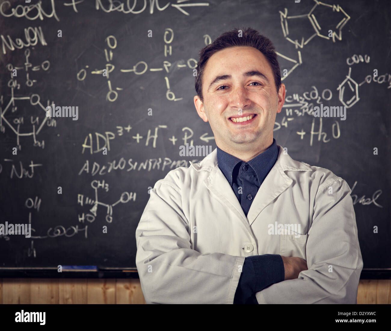 Chemie-Lehrer und Blackboard-Hintergrund Stockfoto