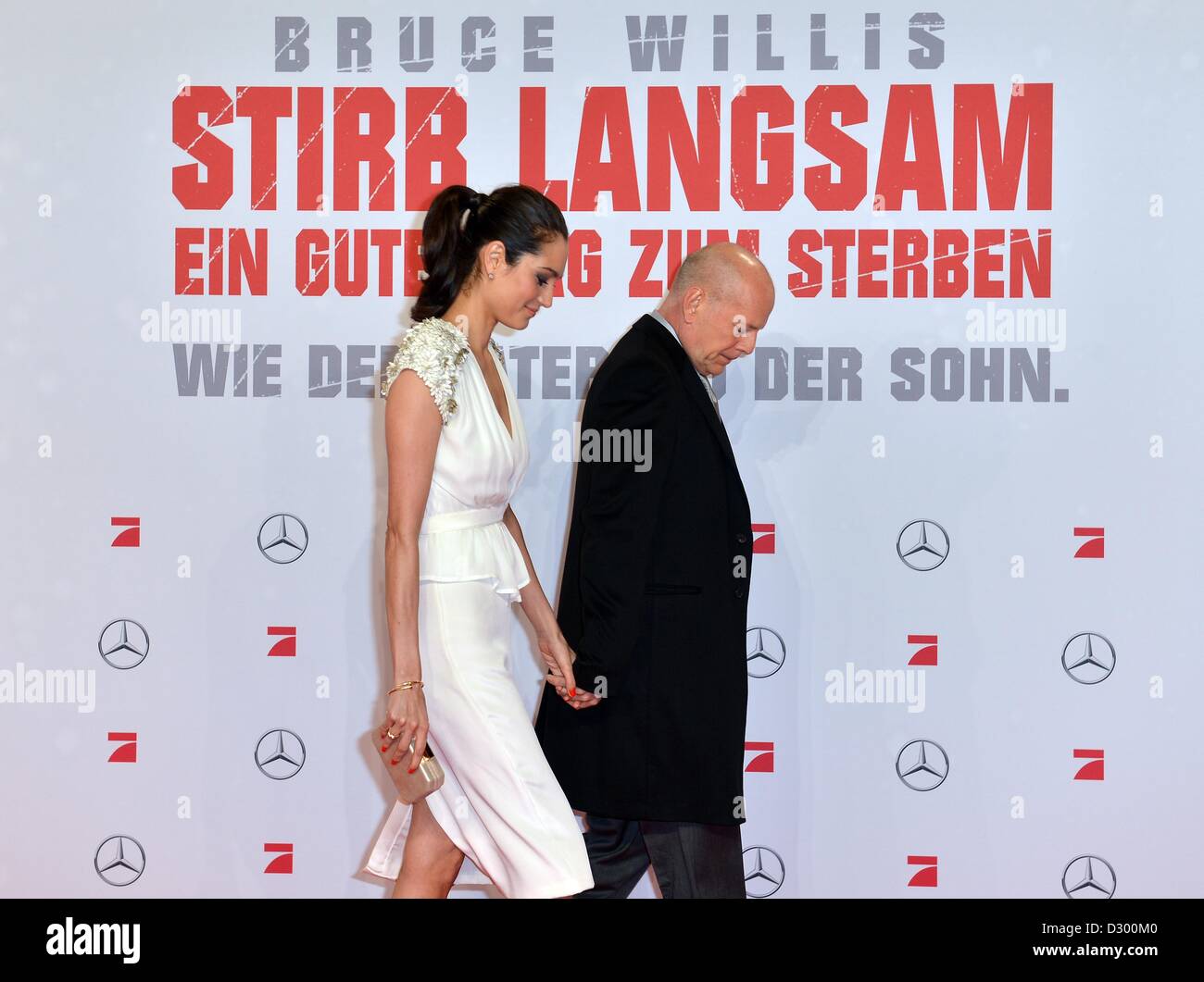 Schauspieler Bruce Willis und seine Frau Emma Heming-Willis kommen zur Premiere von "A Good Day to Die Hard" in Berlin, Deutschland, 4. Februar 2013. Der fünfte Teil der Action-Serie trifft deutschen Kinostart am 14. Februar. FOTO: BRITTA PEDERSEN Stockfoto