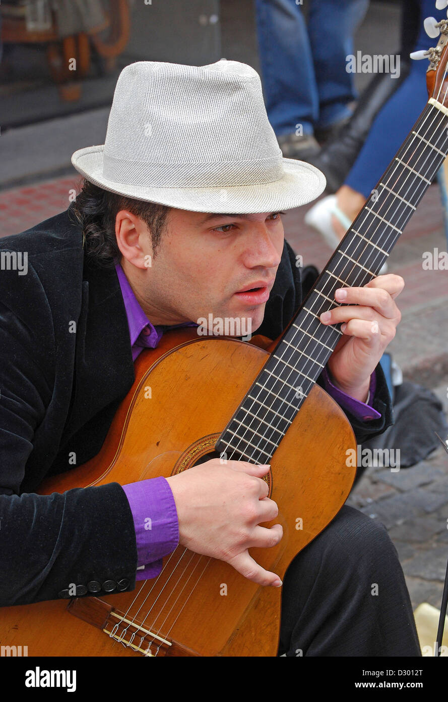 Straßenkünstler im Abschnitt San Telmo in Buenos Aires, Argentinien klassische Gitarre zu spielen. Stockfoto