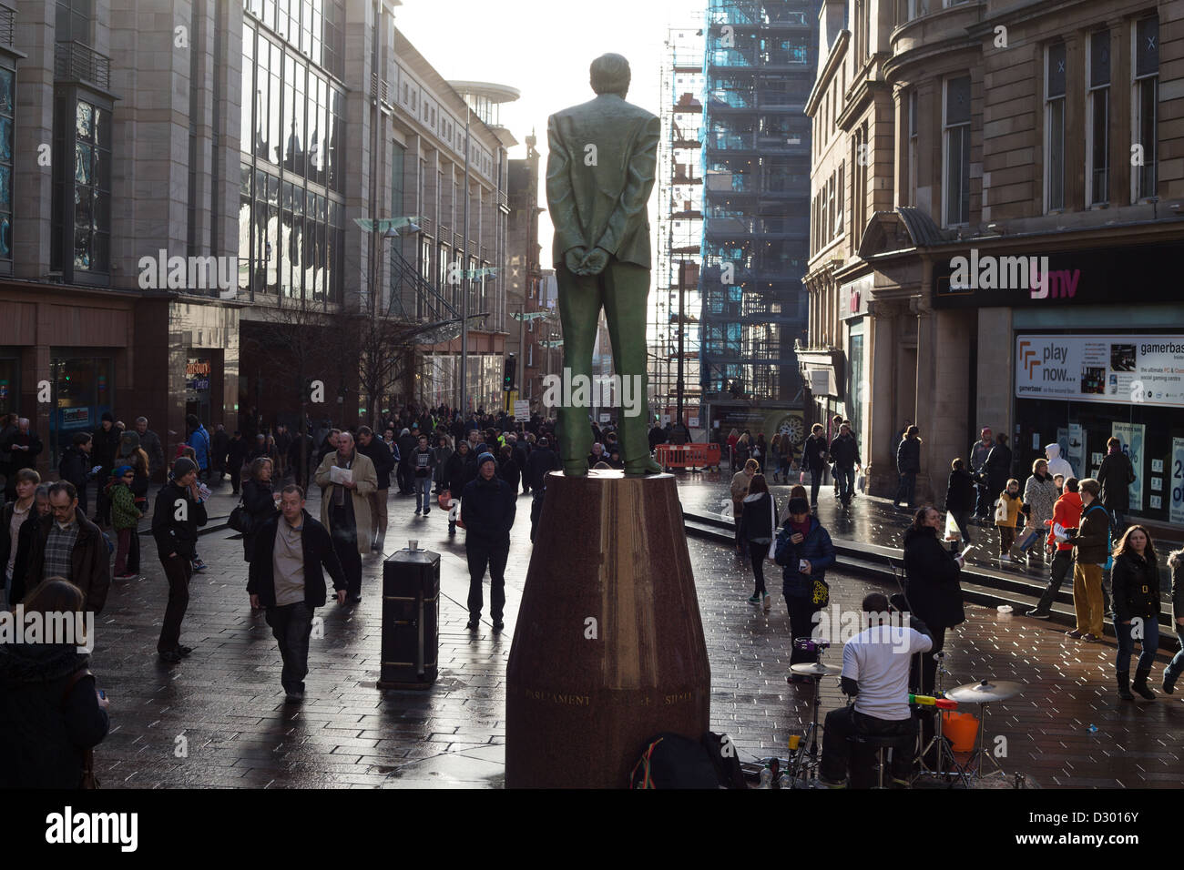 1. erster Minister von Schottland, Labour-Politiker, Donald Dewar-Statue zeigt nach unten die Hügel von Buchanan St, Glasgow, Schottland Stockfoto