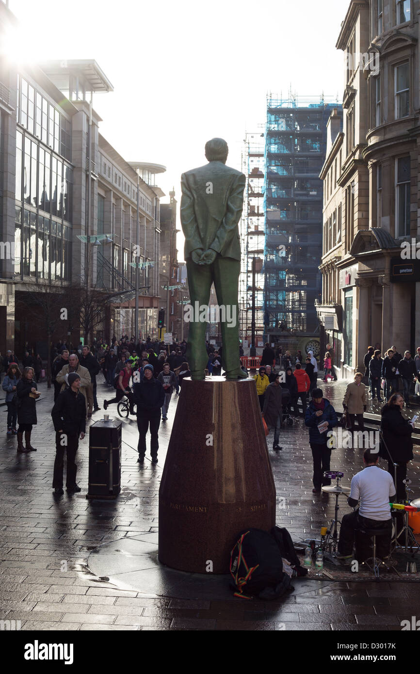 1. erster Minister von Schottland, Labour-Politiker, Donald Dewar-Statue zeigt nach unten die Hügel von Buchanan St, Glasgow, Schottland Stockfoto