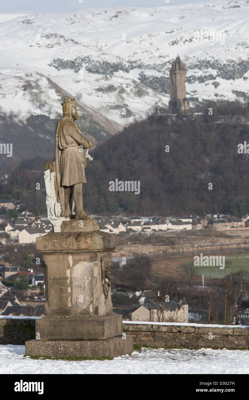 Außen Stirling Castle steht die Statue von Robert The Bruce, mit Blick auf Stirling, Schottland. Stockfoto