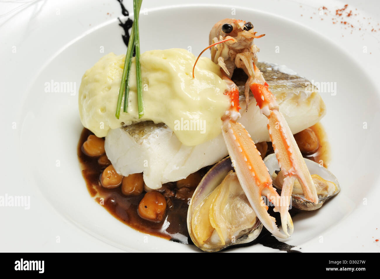 Kabeljau mit Muscheln, Krebse, Kichererbsen und aioli Stockfoto