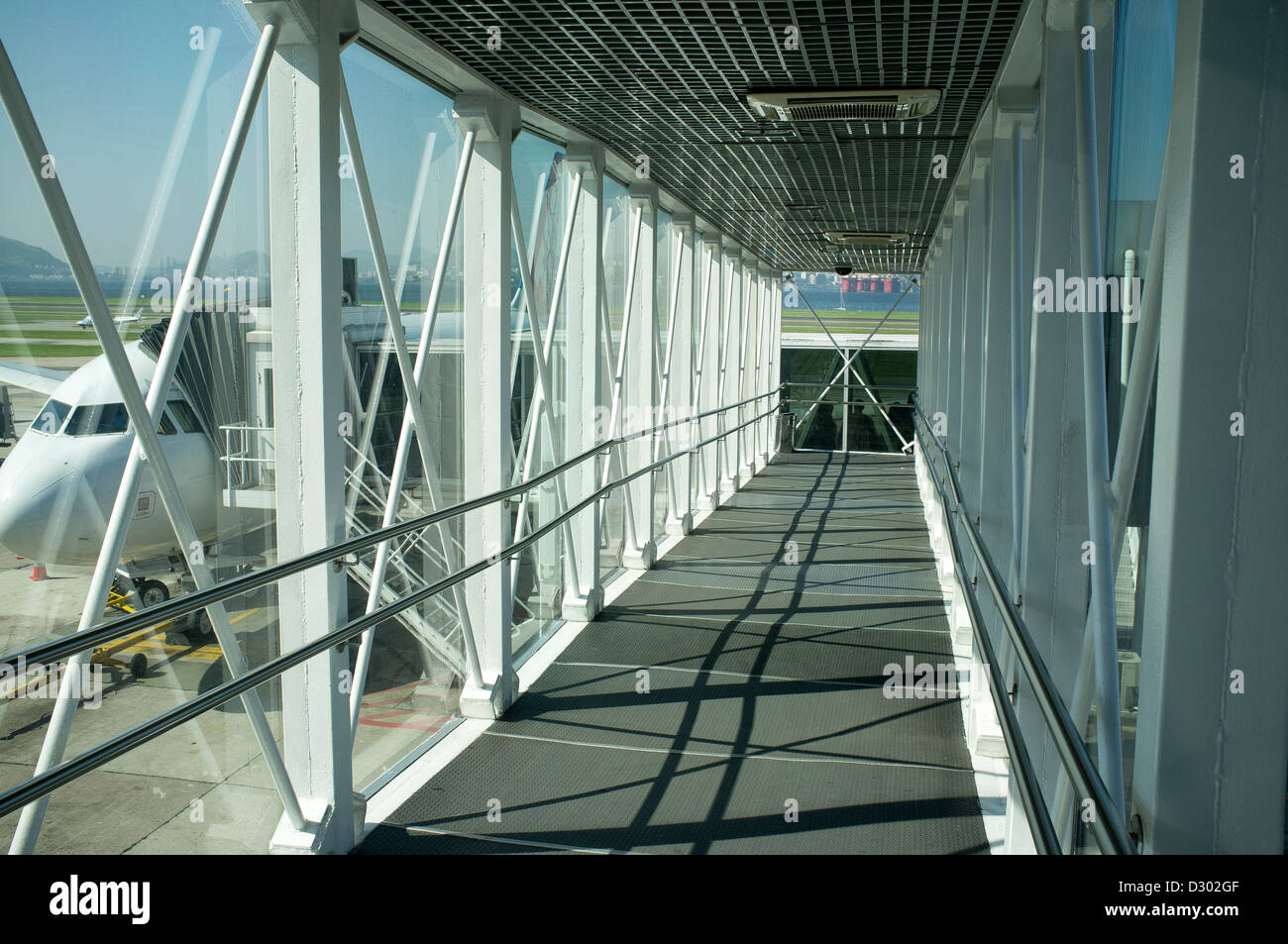 Leere Fluggastbrücke am Flughafen Santos Dumont in der Innenstadt von Rio De Janeiro, Brasilien. Glaskorridor Stockfoto
