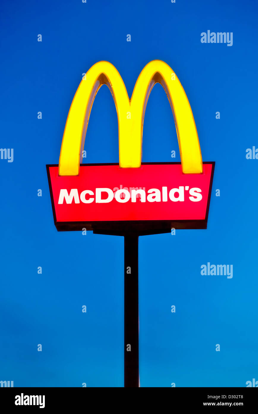 McDonald's-Logo Bögen Zeichen vor einem strahlend blauen Himmel UK Stockfoto