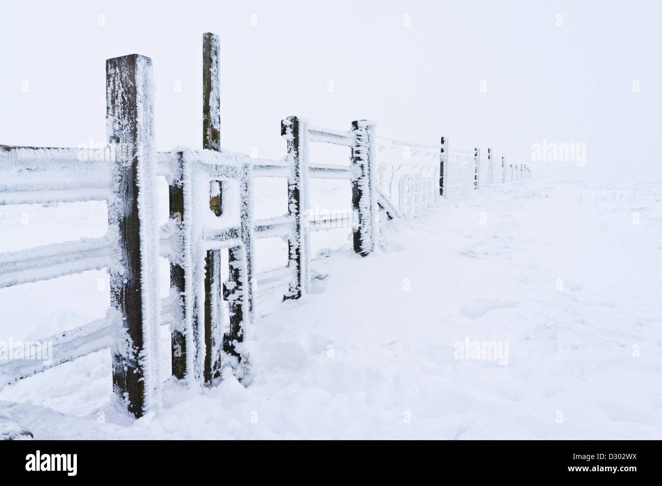 Schnee und Eis bedeckt Hund Tor Holzzaun und Stil zum Bauernhof Feld Rushup Rand Derbyshire Peak District England UK GB EU Europa Stockfoto