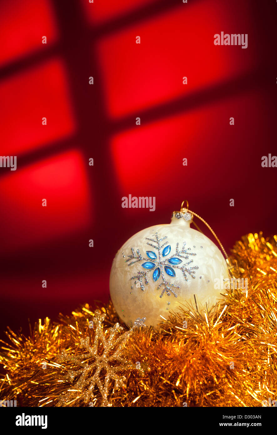 Weihnachten weiße Kugel mit roten Hintergrund. Stockfoto
