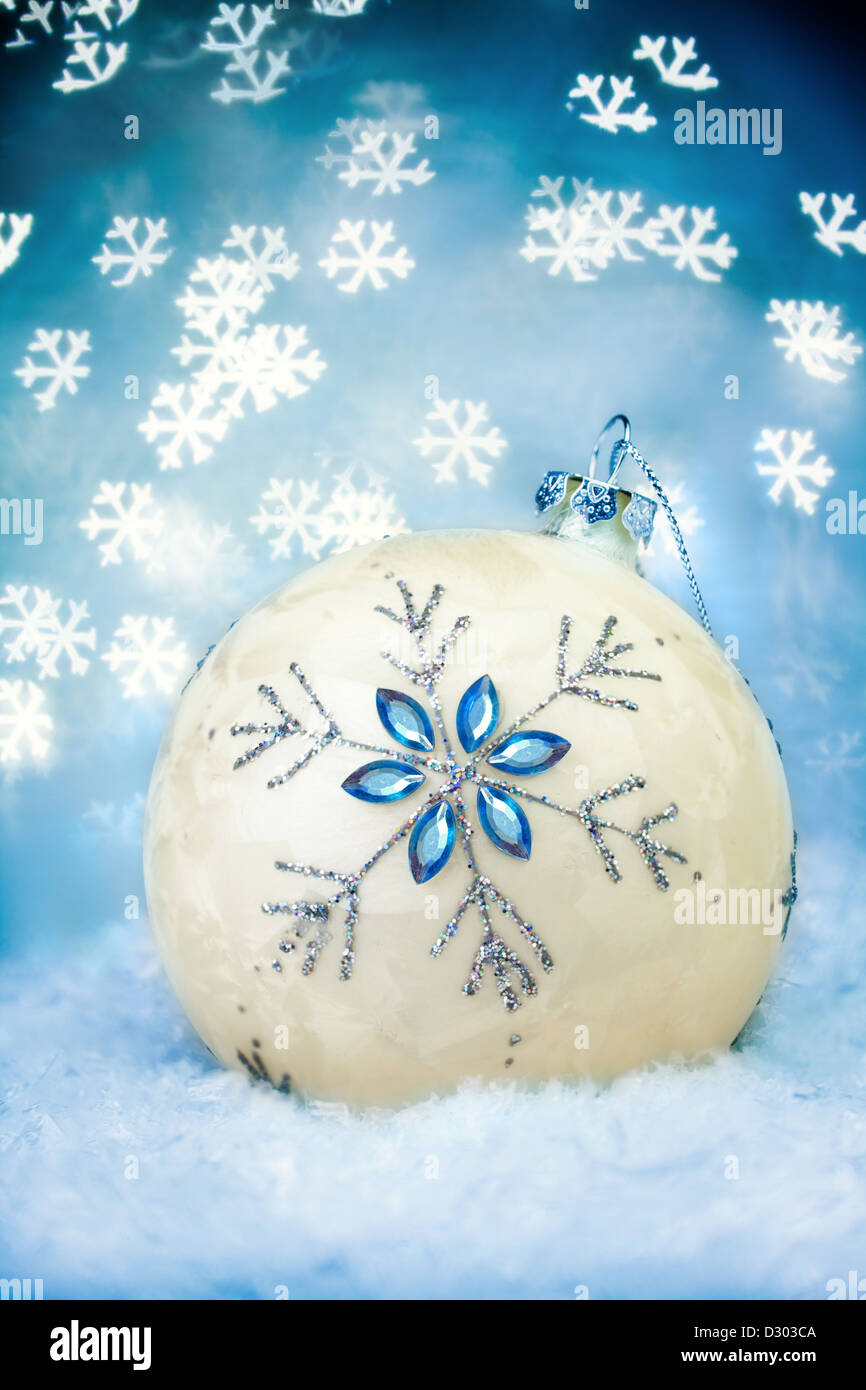 Weihnachtskugel mit blauem Hintergrund Urlaub. Stockfoto